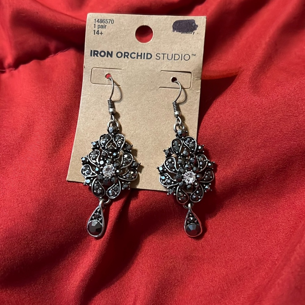 Gorgeous Black and sliver dangle earrings